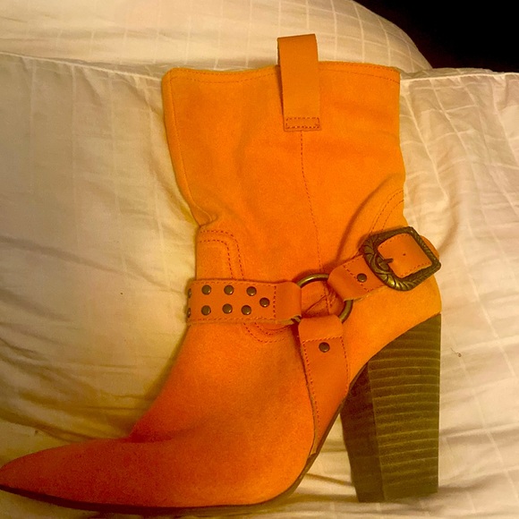 Nice orange boots only wear once - Picture 1 of 3